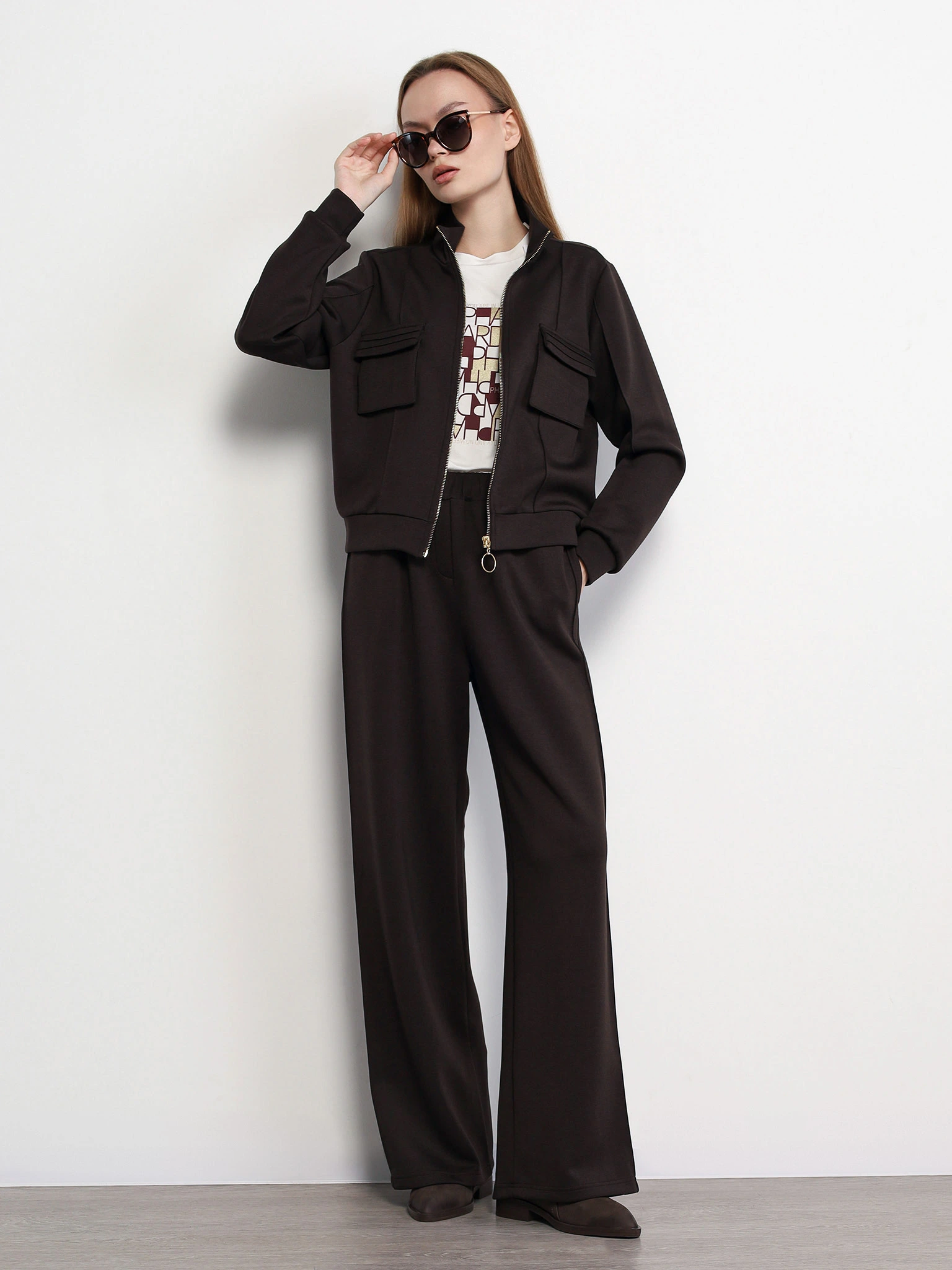 Куртка трикотажная темно-коричневого цвета с накладными карманами